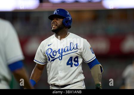 9. August 2021: Kansas City Infield Hanser Alberto (49) bekommt einen Hit während des Spiels mit den New York Yankees und den Kansas City Royals im Kauffman Stadium in Kansas City Mo. David Seelig/Cal Sport Medi(Credit Image: &Copy; David Seelig/Cal Sport Media/CSM via ZUMA Wire) Stockfoto