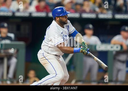 9. August 2021: Kansas City Infield Hanser Alberto (49) bekommt einen Hit während des Spiels mit den New York Yankees und den Kansas City Royals im Kauffman Stadium in Kansas City Mo. David Seelig/Cal Sport Medi(Credit Image: &Copy; David Seelig/Cal Sport Media/CSM via ZUMA Wire) Stockfoto