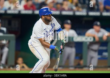 9. August 2021: Kansas City Infield Hanser Alberto (49) bekommt einen Hit während des Spiels mit den New York Yankees und den Kansas City Royals im Kauffman Stadium in Kansas City Mo. David Seelig/Cal Sport Medi(Credit Image: &Copy; David Seelig/Cal Sport Media/CSM via ZUMA Wire) Stockfoto