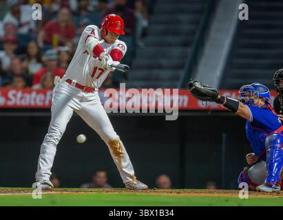 10. August 2021, Anaheim, Kalifornien, USA: Shohei Ohtani #17 der Los Angeles Angels at bat während ihres MLS-Spiels mit den Toronto Blue Jays am Dienstag, den 10. August 2021, im Angel Stadium of Anaheim in Anaheim, Kalifornien. Engel verlieren gegen Blue Jays, 0-4. DOUGLAS CUELLAR/PI (Bild: © Prensa Internacional Via ZUMA Press Wire) Stockfoto