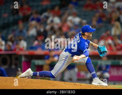 August 2021, Anaheim, Kalifornien, USA: Relief Pitcher, Adam Cimber #90 der Toronto Blue Jays während ihres MLS-Spiels mit den Los Angeles Angels am Dienstag, den 10. August 2021, im Angel Stadium of Anaheim in Anaheim, Kalifornien. Engel verlieren gegen Blue Jays, 0-4. DOUGLAS CUELLAR/PI (Bild: © Prensa Internacional Via ZUMA Press Wire) Stockfoto