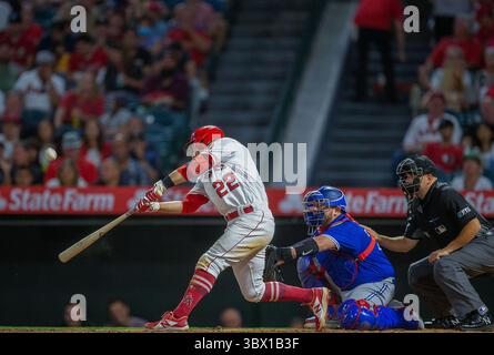10. August 2021, Anaheim, Kalifornien, USA: David Fletcher #22 der Los Angeles Angels at bat während ihres MLS-Spiels mit den Toronto Blue Jays am Dienstag, den 10. August 2021, im Angel Stadium of Anaheim in Anaheim, Kalifornien. Engel verlieren gegen Blue Jays, 0-4. DOUGLAS CUELLAR/PI (Bild: © Prensa Internacional Via ZUMA Press Wire) Stockfoto