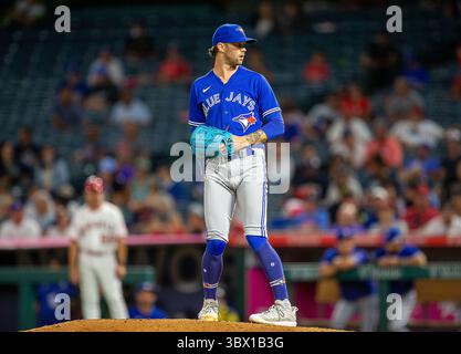 August 2021, Anaheim, Kalifornien, USA: Relief Pitcher, Adam Cimber #90 der Toronto Blue Jays während ihres MLS-Spiels mit den Los Angeles Angels am Dienstag, den 10. August 2021, im Angel Stadium of Anaheim in Anaheim, Kalifornien. Engel verlieren gegen Blue Jays, 0-4. DOUGLAS CUELLAR/PI (Bild: © Prensa Internacional Via ZUMA Press Wire) Stockfoto