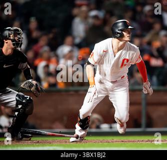 10. August 2021: Mike Yastrzemski, Mittelfeldspieler der San Francisco Giants (5), beobachtet seinen Ball für eine achte Inning-Single. Während eines MLB-Spiels zwischen den Arizona Diamondbacks und den San Francisco Giants im Oracle Park in San Francisco, Kalifornien. Valerie Shoaps/CSM(Kreditbild: &Copy; Valerie Shoaps/CSM via ZUMA Wire) Stockfoto
