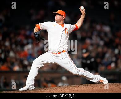 10. August 2021: Der San Francisco Giants Relief Pitcher Jake McGee (17) startete im neunten Inning auf dem Hügel, während eines MLB-Spiels zwischen den Arizona Diamondbacks und den San Francisco Giants im Oracle Park in San Francisco, Kalifornien. Valerie Shoaps/CSM(Kreditbild: &Copy; Valerie Shoaps/CSM via ZUMA Wire) Stockfoto