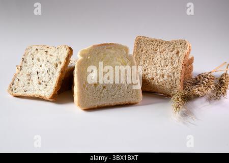Verschiedene Brotsorten und Weizenohren Stockfoto