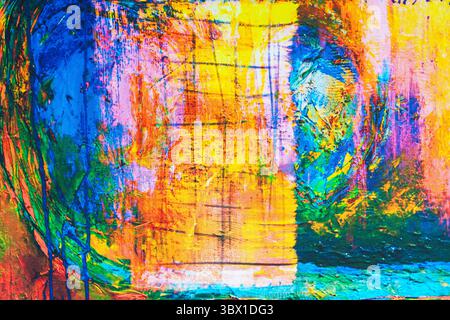 Abstrakte Malerei mit kräftigen gelben, blauen, rosa und grünen Strichen, die mehrschichtige Texturen und überlappende Formen auf Leinwand bilden. Stockfoto