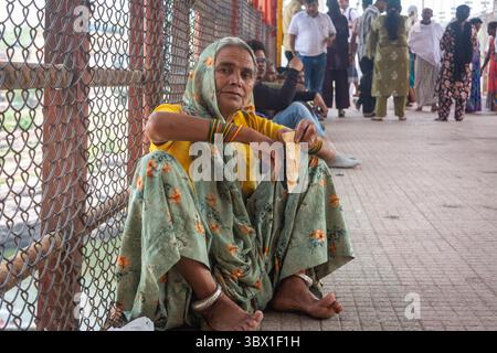 KHANDWA, MADHYA PRADESH, INDIEN - 07. JUNI 2025: Eine fröhliche ältere Indianerin. Stockfoto