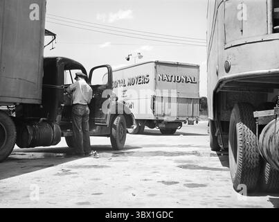 28. August 2018, Washington, D.C, USA: Trucks in Service Station entlang der U.S. Rte. 1, Washington, D.C., USA, Jack Delano, Information des U.S. Office of war, Juni 1940 (Credit Image: © Circa Images/Glasshouse via ZUMA Press Wire) Stockfoto