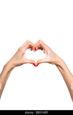 Weibliche Hände bilden Zeichen Herz durch Finger, isoliert auf weißem Hintergrund. Schöne Hände von Frau mit Kopieplatz. Liebeskonzept am Valentinstag. Stockfoto