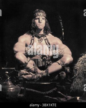 Juni 2020, USA: Arnold Schwarzenegger, Ganzes Sitzporträt, am Set des Films, „Conan the Destroyer“, Universal Pictures, 1984 (Bild: © JT Vintage/Glasshouse Via ZUMA Press Wire) Stockfoto