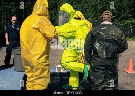 2. August 2021 - Alpena, Michigan, USA - lettische Feuerwehrleute trainieren mit Feuerwehrleuten des Alpena Combat Readiness Training Center der Michigan Air National Guard auf einer simulierten Chemikalienpest, Alpena, mich. Während der Northern Strike Übung am 2. August 2021. Northern Strike ist eine multinationale Mehrkomponenten-Übung, die darauf abzielt, die Bereitschaft zu stärken und die Interoperabilität mit den alliierten Streitkräften zu verbessern, um zu kämpfen und zu gewinnen. Northern Strike 21-2, Michiganâ größte und längste Übung zur Validierung der Bereitschaft der gemeinsamen Reservetruppe, findet vom 31. Juli 2021 bis zum 14. August 2021 im National statt Stockfoto
