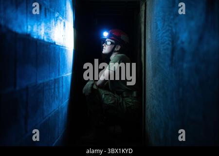 2. August 2021 - Perry, Georgia, USA - Senior Airman Elaina Rivera, 139th Medical Group Sanc, sucht in unterirdischen Tunneln im Rahmen des städtischen Such- und Rettungstrainings in den Guardian Centers, Perry, Georgia, 2. August 2021 nach Verletzten. Die Flieger wendeten lebensrettende Fähigkeiten in verschiedenen Katastrophensimulationen an. (Foto von Staff Sgt. Audrey Chappell) (Foto: © U.S. National Guard/ZUMA Press Wire Service/ZUMAPRESS.com) Stockfoto
