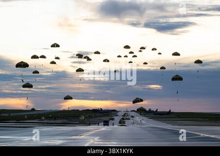 30. Juli 2021 - Andersen Air Force Base, Guam - ANDERSEN AIR FORCE BASE, Guam â€“ U.S. Army Green Berets mit 1. Bataillon, 1. Special Forces Group (Airborne), Fallschirmspringen auf eine Fallzone zusammen mit Mitgliedern der Japan Ground Self-Defense Force als Teil der Übung Forager 21 am 30. Juli 2021. Forager 21 verbessert unsere Fähigkeit, dynamisch Kräfte einzusetzen, um die gesamte Bandbreite von Sicherheitsbedenken zu lösen, um unsere regionalen Allianzen und internationalen Abkommen in allen Bereichen zu unterstützen: Land, Luft, See, Weltraum und Cyber. (Foto von Staff Sgt. Anthony Bryant) (Foto: © U.S. Army/ZUMA Press Wi Stockfoto