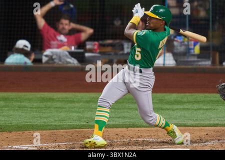 13. August 2021: Tony Kemp (5) aus Oakland erhält einen Hit während des Spiels mit den Oakland Athletics und den Texas Rangers im Globe Life Field in Arlington Tx. David Seelig/Cal Sport Medi(Credit Image: &Copy; David Seelig/Cal Sport Media/CSM via ZUMA Wire) Stockfoto