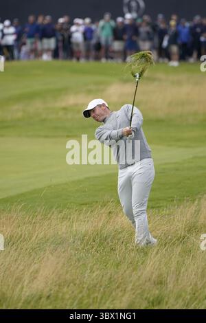 Rory McIlroy am 1. Loch in Aktion am 1. Tag TheÊ153rd Open Championship, Royal Portrush Golf Club (Dunluce Links) in Portrush, County Antrim, Nordirland, von Donnerstag, 17. Juli bis Sonntag, 20. Juli 2025. Stockfoto