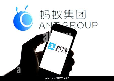 11. August 2021, Barcelona, Katalonien, Spanien: In dieser Abbildung wird ein Alipay-Logo auf einem Smartphone mit einem Ant Group-Logo im Hintergrund angezeigt. (Kreditbild: © Thiago Prudencio/DAX via ZUMA Press Wire) Stockfoto