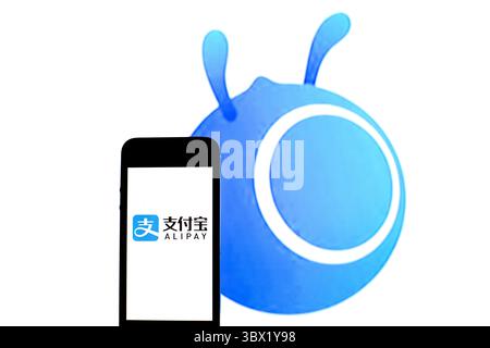 11. August 2021, Barcelona, Katalonien, Spanien: In dieser Abbildung wird ein Alipay-Logo auf einem Smartphone mit einem Ant Group-Logo im Hintergrund angezeigt. (Kreditbild: © Thiago Prudencio/DAX via ZUMA Press Wire) Stockfoto