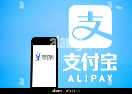 11. August 2021, Barcelona, Katalonien, Spanien: In dieser Abbildung wird ein Logo der Ant Group auf einem Smartphone mit einem Alipay-Logo im Hintergrund angezeigt. (Kreditbild: © Thiago Prudencio/DAX via ZUMA Press Wire) Stockfoto