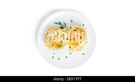 Fettuccine Nudeln mit Garnelen in Sahnesauce auf weißer Platte isoliert auf weißem Hintergrund. Nudelnester mit Meeresfrüchten und Käse. Hochwertige Fotos Stockfoto