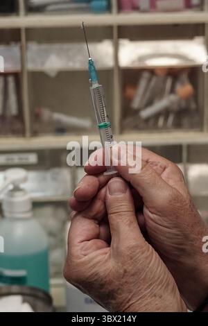 16. August 2021, Jerusalem, Israel: Krankenschwestern des makkabischen Gesundheitsdienstes und Militärmediziner riefen zum Reservevertrag auf, unschuldig mit einem 3. BioNTech Pfizer-Auffrischungsimpfstoff für Erwachsene über 50 in einer Weltneuheit. Premierminister Bennett kündigte sein Ziel an, bis Ende August 2021 alle israelischen Senioren, 50 und älter, mit einem dritten Impfstoff zu impfen, während Israel gegen eine vierte Welle von COVID-19 kämpft, die überwiegend aus der Delta-Variante besteht. (Bild: © Nir Alon/ZUMA Press Wire) Stockfoto