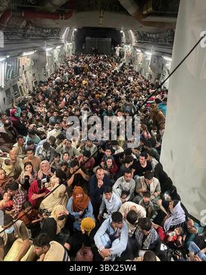 17. August 2021, Kabul, Afghanistan: Auf einem Foto der US Air Force drängen Evakuierte das Innere eines Transportflugzeugs der US Air Force C-17 Globemaster III, das am 15. August 2021 rund 640 Afghanen vom Hamid Karzai International Airport in Kabul nach Katar transportierte. Mehr als 600 afghanische Männer, Frauen und Kinder, die auf dem Boden eines US-Militärflugzeugs zusammengepfercht waren und Kabul verließen, nachdem die Stadt von Taliban-Aufständischen eingenommen worden war. (Bild: © U.S. Air Force/ZUMA Press Wire) Stockfoto