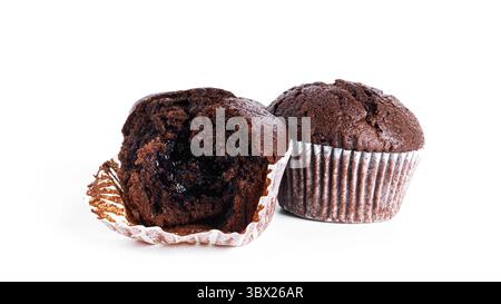 Schokoladen-Cupcakes mit Kirschmarmelade isoliert auf weißem Hintergrund. Schokoladenmuffin. Stockfoto