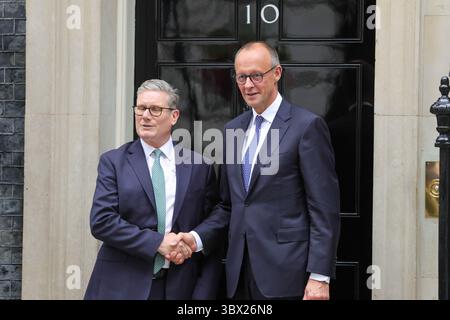 London, Vereinigtes Königreich. Juli 2025. Der britische Premierminister Sir Keir Starmer begrüßt den deutschen Bundeskanzler Friedrich Merz in der Downing Street 10 zu seinem ersten Besuch im Vereinigten Königreich. Quelle: Uwe Deffner/Alamy Live News Stockfoto