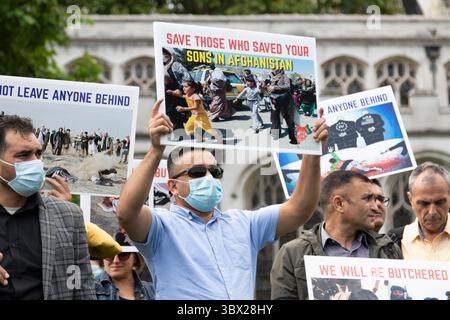 18. August 2021, London, Vereinigtes Königreich: Demonstranten vor den Häusern des Parlaments in Zentral-London protestieren dafür, dass die britische Regierung afghanischen Staatsangehörigen, die für die britische Regierung arbeiteten, sichere Passage gewährt. (Bild: © Martin Evans/ZUMA Press Wire Service) Stockfoto