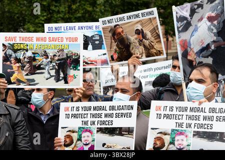 18. August 2021, London, Vereinigtes Königreich: Demonstranten vor den Häusern des Parlaments in Zentral-London protestieren dafür, dass die britische Regierung afghanischen Staatsangehörigen, die für die britische Regierung arbeiteten, sichere Passage gewährt. (Bild: © Martin Evans/ZUMA Press Wire Service) Stockfoto