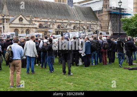 18. August 2021, London, Vereinigtes Königreich: Demonstranten vor den Häusern des Parlaments in Zentral-London protestieren dafür, dass die britische Regierung afghanischen Staatsangehörigen, die für die britische Regierung arbeiteten, sichere Passage gewährt. (Bild: © Martin Evans/ZUMA Press Wire Service) Stockfoto