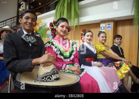 CUENCA INTERNATIONAL FESTIVAL TRADITIONEN UND KULTUREN Cuenca, Ecuador 17. Juli 2027 heute morgen in der Lobby der Casa de la Cultura fand die Eröffnung der 2. Ausgabe von Danza en Pareja im Rahmen der Internationalen Festival Traditionen und Kulturen der Welt statt, mit Delegationen von Ballett Folklorico Sombreretense aus Mexiko, Real Ballet Folklorico del Cauca von Kolumbien, Grupo Proyeccion Folklorica Aracari aus Costa Rica U C Virgen del Socavon aus Bolivien und Ballett Folklorico Llactapi Jatarishu aus Ecuador Foto Boris Romoleroux API ACE CUENCA FESTIVALINTERNACIONALTRADICI Stockfoto