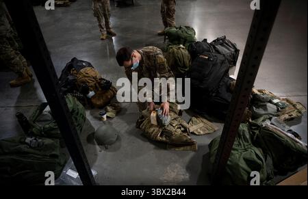 US Air Force Airman 1st Class Aaron Rivette, Spezialist für den Transport von Fluggeräten der 821. Kontingenzunterstützung, organisiert seine Ausrüstung im Global Reach Deployment Center auf der Travis Air Force Base, Kalifornien, 14. August 2021. Die US-Luftwaffe hat zur Unterstützung des Verteidigungsministeriums Truppen nach Afghanistan verlegt, um die sichere Ausreise und Umsiedlung von US-Bürgern, Empfängern von Sondereinwanderungsvisa und gefährdeten afghanischen Bevölkerungen aus Afghanistan zu erleichtern. Das 621. CRW setzte Airmen aus den 621. Und 821. CRGs sowie die 621. Air Mobility Advisory Group zur Unterstützung von Th ein Stockfoto