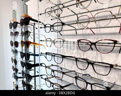 Verschiedene Brillengestelle auf einem Regal in einem Geschäft. Hochwertige Fotos Stockfoto