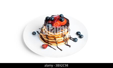 Pfannkuchen mit Beeren und Schokolade isoliert auf weißem Hintergrund. Hochwertige Fotos Stockfoto