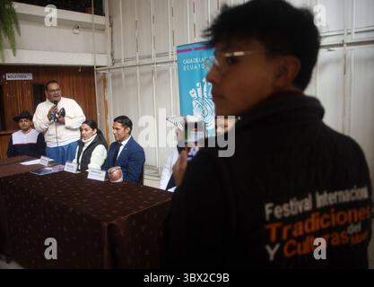 CUENCA INTERNATIONAL FESTIVAL TRADITIONS AND CULTURA Cuenca, Ecuador 17. Juli 2027 heute morgen in der Lobby der Casa de la Cultura fand die Eröffnung der 2. Ausgabe von Danza en Pareja im Rahmen der Internationalen Festival Traditionen und Kulturen der Welt statt, mit Delegationen von Ballett Folklorico Sombreretense aus Mexiko, Real Ballet Folklorico del Cauca aus Kolumbien, Grupo Proyeccion Folclorica Aracari aus Costa Rica U C Virgen del Socavon aus Bolivien und Ballet Folklorico Llactapi Jatarishu aus Ecuador Foto Boris Romoleroux API ACE CUENCA FESTIVALINTERNACIONA Stockfoto