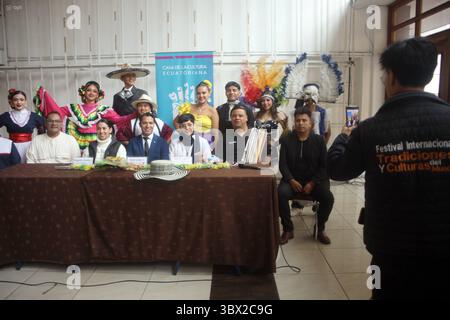 CUENCA INTERNATIONAL FESTIVAL TRADITIONEN UND KULTUREN Cuenca, Ecuador 17. Juli 2027 heute morgen in der Lobby der Casa de la Cultura fand die Eröffnung der 2. Ausgabe von Danza en Pareja im Rahmen der Internationalen Festival Traditionen und Kulturen der Welt statt, mit Delegationen von Ballett Folklorico Sombreretense aus Mexiko, Real Ballet Folklorico del Cauca von Kolumbien, Grupo Proyeccion Folklorica Aracari aus Costa Rica U C Virgen del Socavon aus Bolivien und Ballett Folklorico Llactapi Jatarishu aus Ecuador Foto Boris Romoleroux API ACE CUENCA FESTIVALINTERNACIONALTRADICI Stockfoto