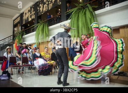 CUENCA INTERNATIONAL FESTIVAL TRADITIONEN UND KULTUREN Cuenca, Ecuador 17. Juli 2027 heute morgen in der Lobby der Casa de la Cultura fand die Eröffnung der 2. Ausgabe von Danza en Pareja im Rahmen der Internationalen Festival Traditionen und Kulturen der Welt statt, mit Delegationen von Ballett Folklorico Sombreretense aus Mexiko, Real Ballet Folklorico del Cauca von Kolumbien, Grupo Proyeccion Folklorica Aracari aus Costa Rica U C Virgen del Socavon aus Bolivien und Ballett Folklorico Llactapi Jatarishu aus Ecuador Foto Boris Romoleroux API ACE CUENCA FESTIVALINTERNACIONALTRADICI Stockfoto