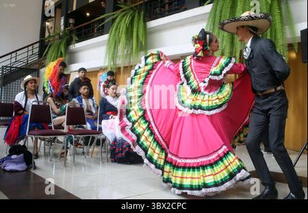 CUENCA INTERNATIONAL FESTIVAL TRADITIONEN UND KULTUREN Cuenca, Ecuador 17. Juli 2027 heute morgen in der Lobby der Casa de la Cultura fand die Eröffnung der 2. Ausgabe von Danza en Pareja im Rahmen der Internationalen Festival Traditionen und Kulturen der Welt statt, mit Delegationen von Ballett Folklorico Sombreretense aus Mexiko, Real Ballet Folklorico del Cauca von Kolumbien, Grupo Proyeccion Folklorica Aracari aus Costa Rica U C Virgen del Socavon aus Bolivien und Ballett Folklorico Llactapi Jatarishu aus Ecuador Foto Boris Romoleroux API ACE CUENCA FESTIVALINTERNACIONALTRADICIONES Stockfoto