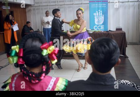 CUENCA INTERNATIONAL FESTIVAL TRADITIONEN UND KULTUREN Cuenca, Ecuador 17. Juli 2027 heute morgen in der Lobby der Casa de la Cultura fand die Eröffnung der 2. Ausgabe von Danza en Pareja im Rahmen der Internationalen Festival Traditionen und Kulturen der Welt statt, mit Delegationen von Ballett Folklorico Sombreretense aus Mexiko, Real Ballet Folklorico del Cauca von Kolumbien, Grupo Proyeccion Folklorica Aracari aus Costa Rica U C Virgen del Socavon aus Bolivien und Ballett Folklorico Llactapi Jatarishu aus Ecuador Foto Boris Romoleroux API ACE CUENCA FESTIVALINTERNACIONALTRADICI Stockfoto