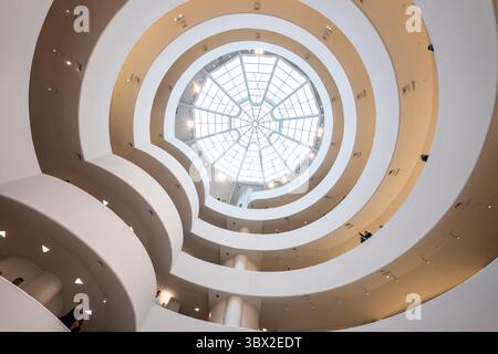 New York City, USA - 23. April 2023: Innenraum des Metropolitan of AGuggenheim Museums. Stockfoto