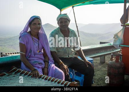 KHARGONE, MADHYA PRADESH, INDIEN - 08. JUNI 2025: Glückliches indisches Paar in traditioneller Kleidung. Stockfoto