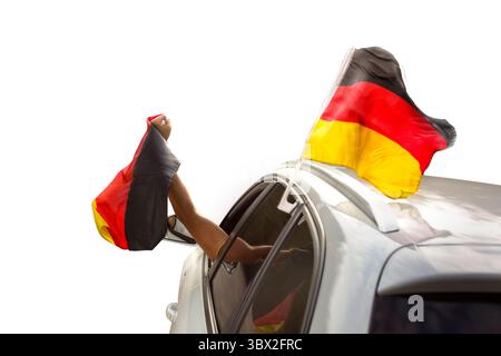 Fan mit deutscher Flagge feiert in einem Auto isoliert auf weiß Stockfoto