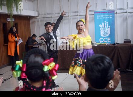 CUENCA INTERNATIONAL FESTIVAL TRADITIONEN UND KULTUREN Cuenca, Ecuador 17. Juli 2027 heute morgen in der Lobby der Casa de la Cultura fand die Eröffnung der 2. Ausgabe von Danza en Pareja im Rahmen der Internationalen Festival Traditionen und Kulturen der Welt statt, mit Delegationen von Ballett Folklorico Sombreretense aus Mexiko, Real Ballet Folklorico del Cauca von Kolumbien, Grupo Proyeccion Folklorica Aracari aus Costa Rica U C Virgen del Socavon aus Bolivien und Ballett Folklorico Llactapi Jatarishu aus Ecuador Foto Boris Romoleroux API ACE CUENCA FESTIVALINTERNACIONALTRADICI Stockfoto