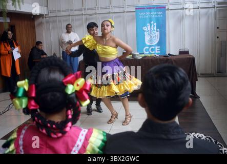 CUENCA INTERNATIONAL FESTIVAL TRADITIONEN UND KULTUREN Cuenca, Ecuador 17. Juli 2027 heute morgen in der Lobby der Casa de la Cultura fand die 2. Ausgabe von Danza en Pareja im Rahmen des Internationalen Festivals Traditionen und Kulturen der Welt statt, mit Delegationen von Ballett Folklorico Sombreretense aus Mexiko, Real Ballet Folklorico del Cauca aus Kolumbien, Grupo Proyeccion Folklorica Aracari aus Costa Rica, Costa Rica U C Virgen del Socavon aus Bolivien und Ballett Folklorico Llactapi Jatarishu aus Ecuador Foto Boris Romoleroux API ACE CUENCA FESTIVALINTERNACION Stockfoto