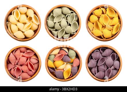 Schneckenschale italienische Pasta, mehrfarbige, gefurchte Conchiglie Rigate in Holzschalen. Ungekochte Hartweizengrißnudeln. Stockfoto