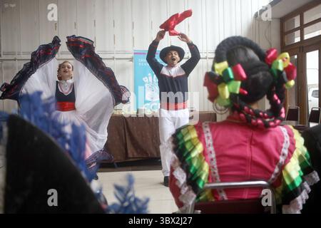CUENCA INTERNATIONAL FESTIVAL TRADITIONEN UND KULTUREN Cuenca, Ecuador 17. Juli 2027 heute morgen in der Lobby der Casa de la Cultura fand die Eröffnung der 2. Ausgabe von Danza en Pareja im Rahmen der Internationalen Festival Traditionen und Kulturen der Welt statt, mit Delegationen von Ballett Folklorico Sombreretense aus Mexiko, Real Ballet Folklorico del Cauca von Kolumbien, Grupo Proyeccion Folklorica Aracari aus Costa Rica U C Virgen del Socavon aus Bolivien und Ballett Folklorico Llactapi Jatarishu aus Ecuador Foto Boris Romoleroux API ACE CUENCA FESTIVALINTERNACIONALTRADICI Stockfoto