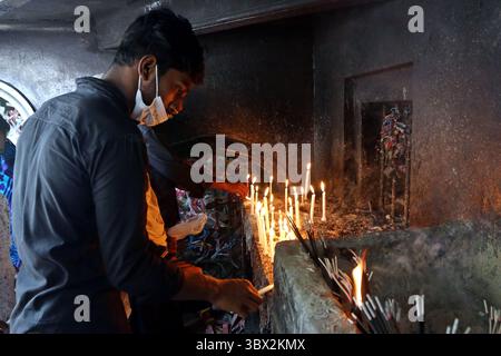 20. August 2021 - Dhaka, Bangladesch - der zehnte Tag von Muharram wird als Ashura gefeiert, schiitische muslime feiern den Tag als Trauertag für die Erinnerung an das Martyrium des Propheten Hazrat Muhammads Enkel Hazrat Imam Hussain, seine Verwandten und 72 Unterstützer während des Zusammenstoßes von Karbala an diesem Tag im Hijri-Jahr 61, um den Tag zu erkennen, konsequent, bringen Schias die üblichen Parade Bangladesch, einschließlich verschiedener Regionen, bekannt. Die People-Gruppe plant die Parade und beginnt einige Tage vor dem zehnten Muharram mit ihren Anerkennungsbräuchen. Aber dieses Jahr Gesetz Stockfoto