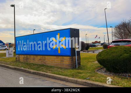 Louisville, Kentucky, USA 11. Februar 2024: Ein Walmart-Schild in der Nähe eines Eingangs Louisville, Kentucky Stockfoto
