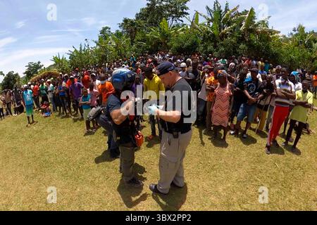 18. August 2021 - Haiti - Petty Officer 3rd Class Michael Diglio diskutiert mit Notfallpersonal die medizinische Situation kritischer Patienten zur Unterstützung der humanitären Bemühungen der Küstenwache in den Annette Berggebieten am 18. August 2021. Die Küstenwache hat zahlreiche Luft- und Oberflächenressourcen bereitgestellt, um medizinisches Personal und Hilfsgüter zu transportieren, um die Kapazitäten der haitianischen Regierung zu unterstützen. (Foto Petty Officer 3rd Class Erik Villa Rodriguez) (Foto: © U.S. Coast Guard/ZUMA Press Wire Service/ZUMAPRESS.com) Stockfoto